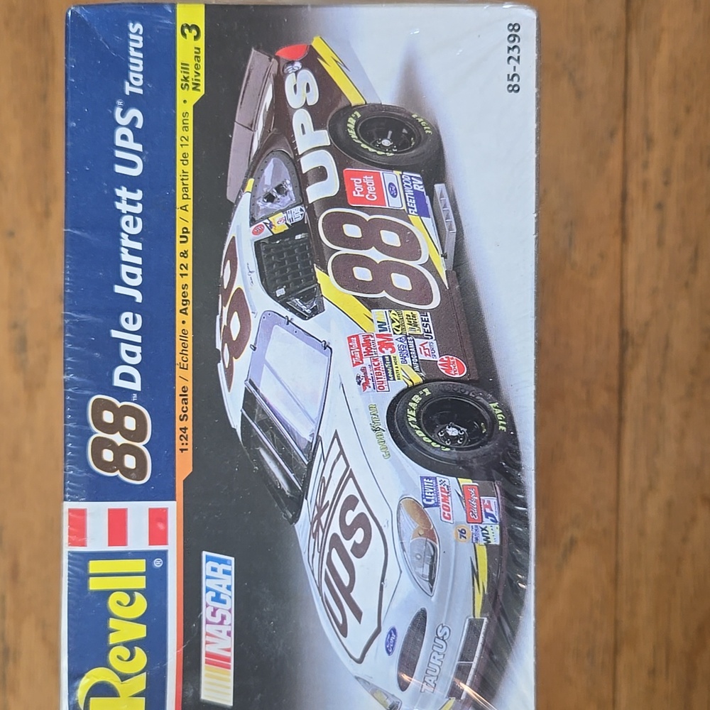REVELL, 2002 L, Dale Jarrett UPS #88, Taurus, NASCAR , #85-2398, 1:24, USA, NIP - Picture 5 of 9
